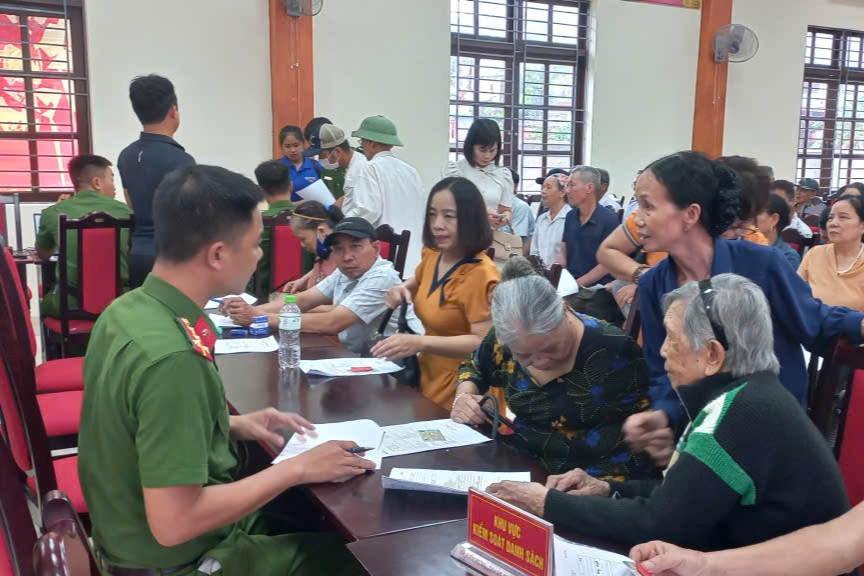 Công an xã Kiến Hưng phối hợp chuẩn bị thu nhận mẫu sinh phẩm ADN cho thân nhân liệt sĩ